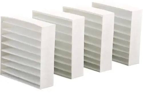 Vier weiße STIEBEL ELTRON Filtermattensets FMS G2-4 LWE 40 (G4, 236676) stehen nebeneinander. Sie sind quaderförmig mit horizontalen Lamellen.